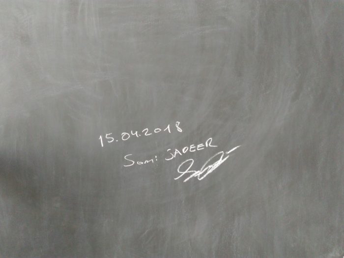 kara tahta okul duvarında tebeşir ile atılmış imza
