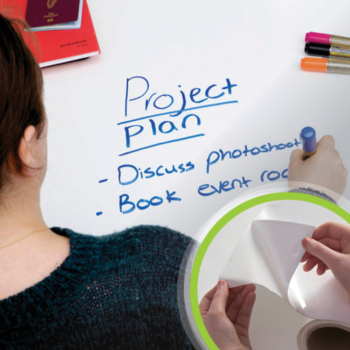 beyaz yazı tahtası - kendinden yapışkanlı film - masaya yazan kadın