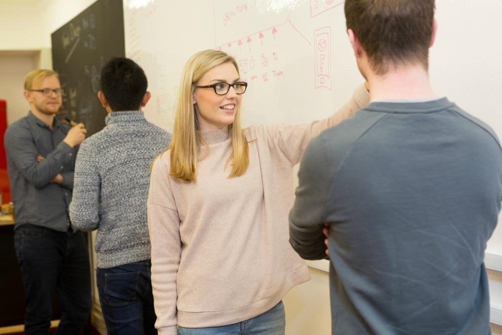 Bir Kara Tahtayı Beyaz Tahtaya Nasıl Dönüştürürüz? - Smarter Surfaces TR Beyaz yazi tahtasi boyasi ofis buro isyeri Smarter Surfaces Turkiye -